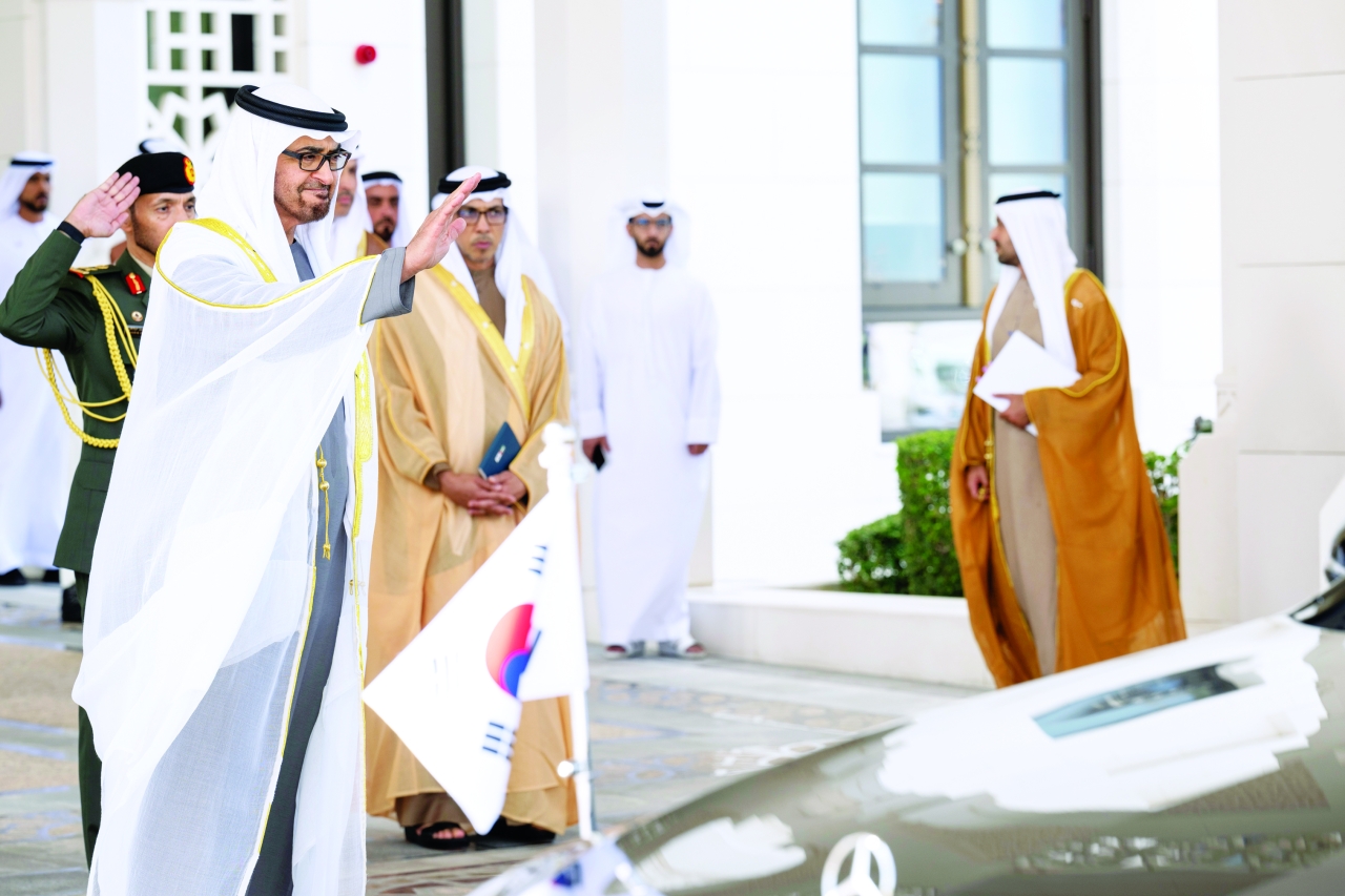 "رئيس الدولة خلال المراسم بحضور منصور بن زايد"