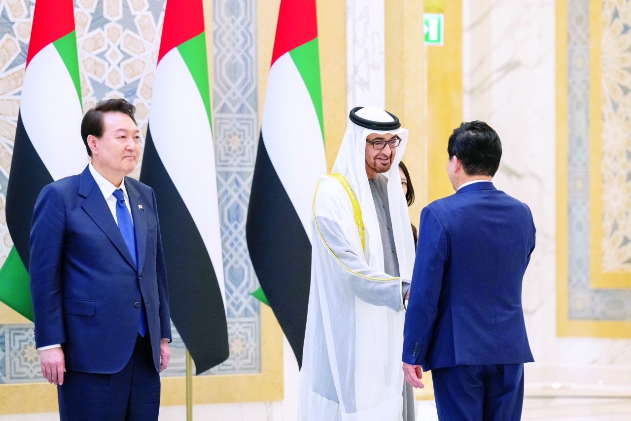 "رئيس الدولة بحضور الرئيس الكوري مرحباً بالوفد المرافق"