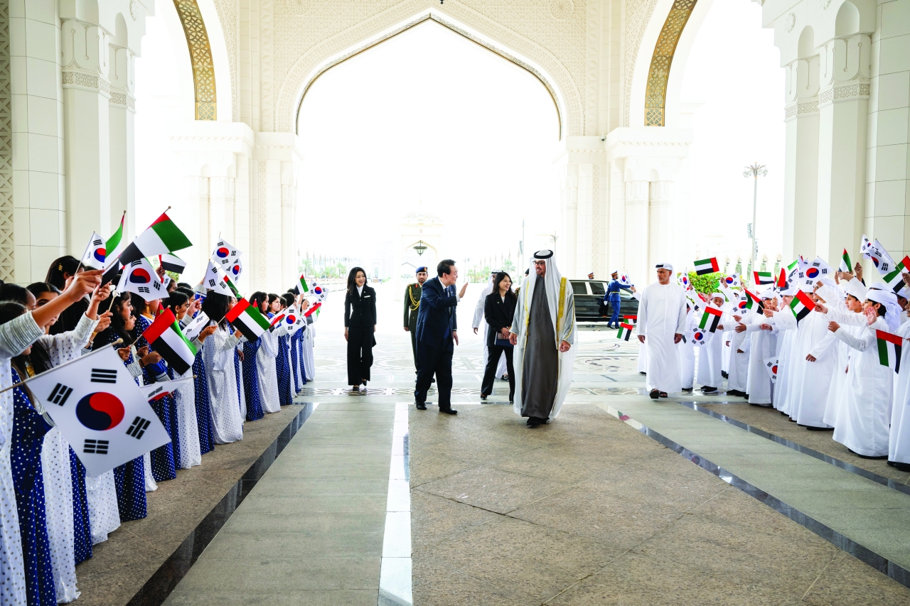 "رئيس الدولة والرئيس الكوري وحرمه يحيون الأطفال خلال الاستقبال"