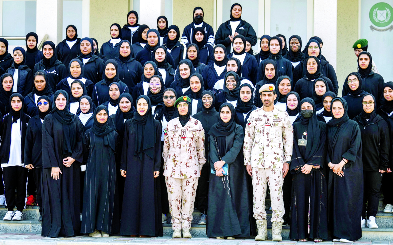 "شما المزروعي والمسؤولون يتوسطون الطالبات"