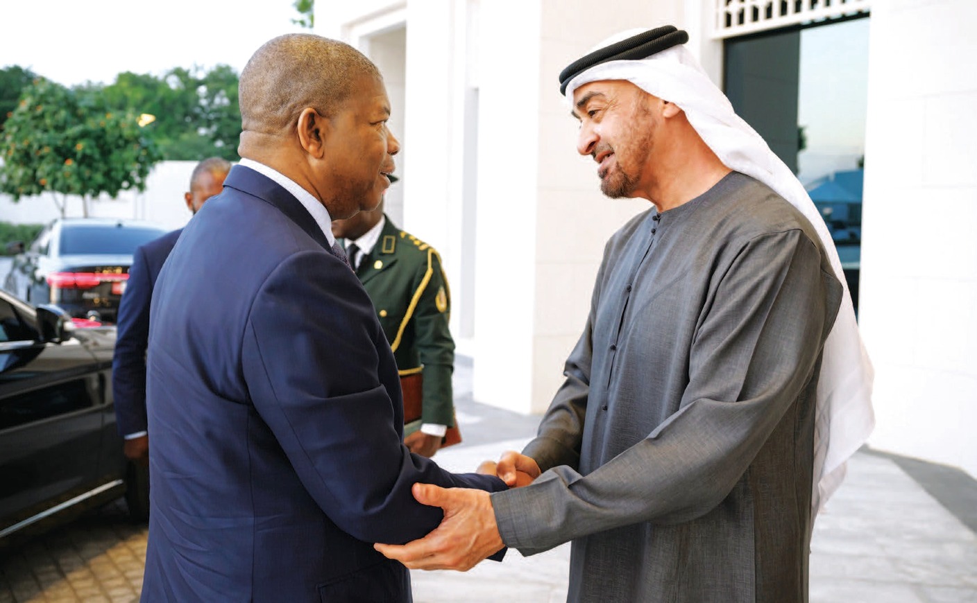 "محمد بن زايد مرحباً بجواو لورينسو"