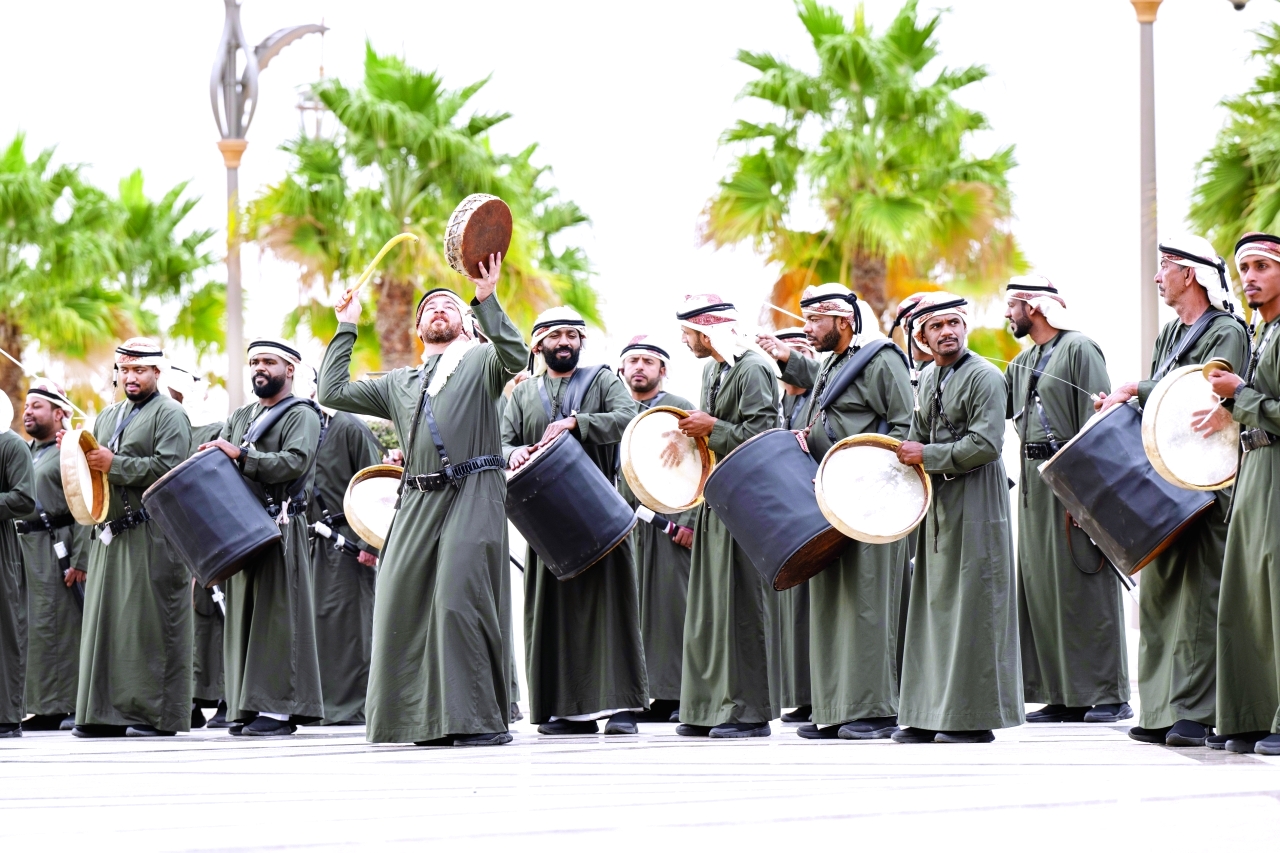 "فرق شعبية ترحب بضيف البلاد"