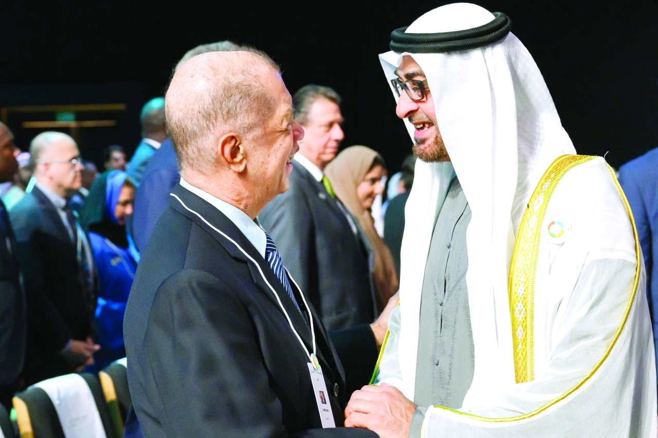 "رئيس الدولة مصافحاً وافيل رامكالاوان"