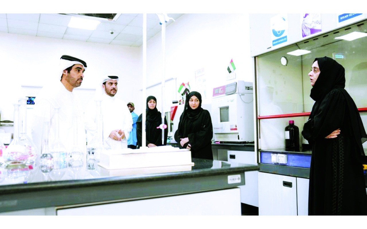 "عبد الرحمن النعيمي خلال تفقده المختبرات | وام"