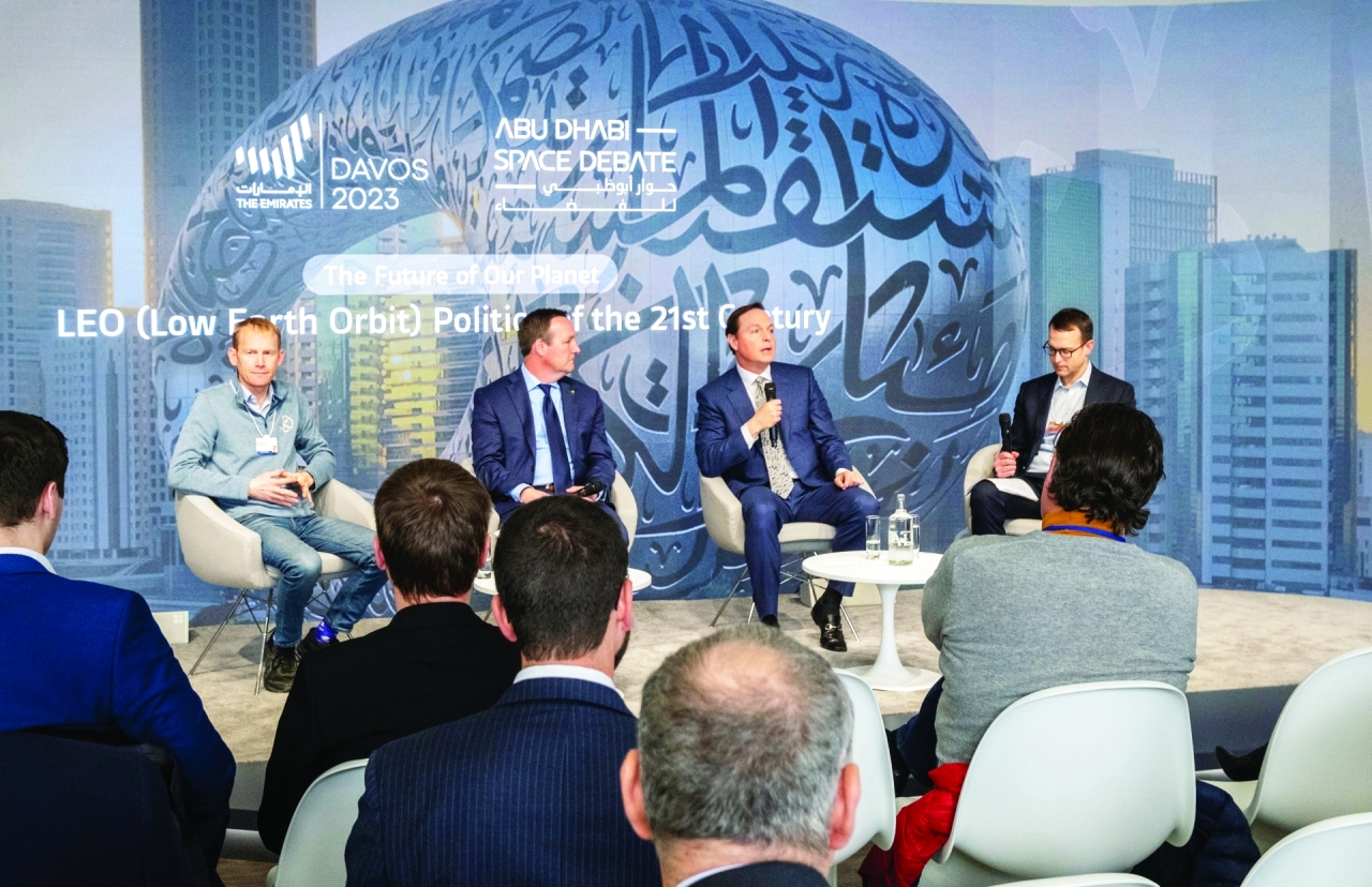 "المشاركون بالجلسة في جناح دولة الإمارات بمنتدى دافوس | من المصدر"