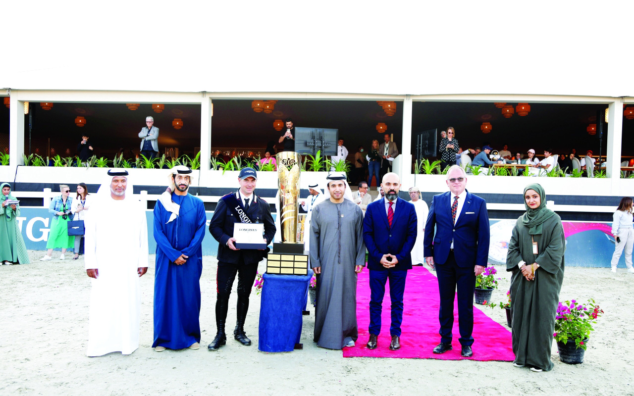 "أحمد الريسي يتوسط الحضور خلال تتويج الفائزين | البيان"