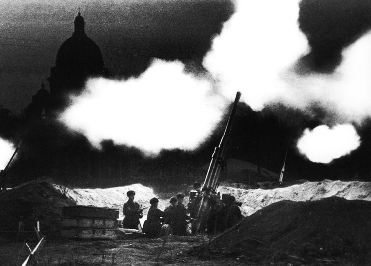 "1944 رفع الحصار عن مدينة لينينغراد بعد ما يقارب 900 يوم من بدايته."