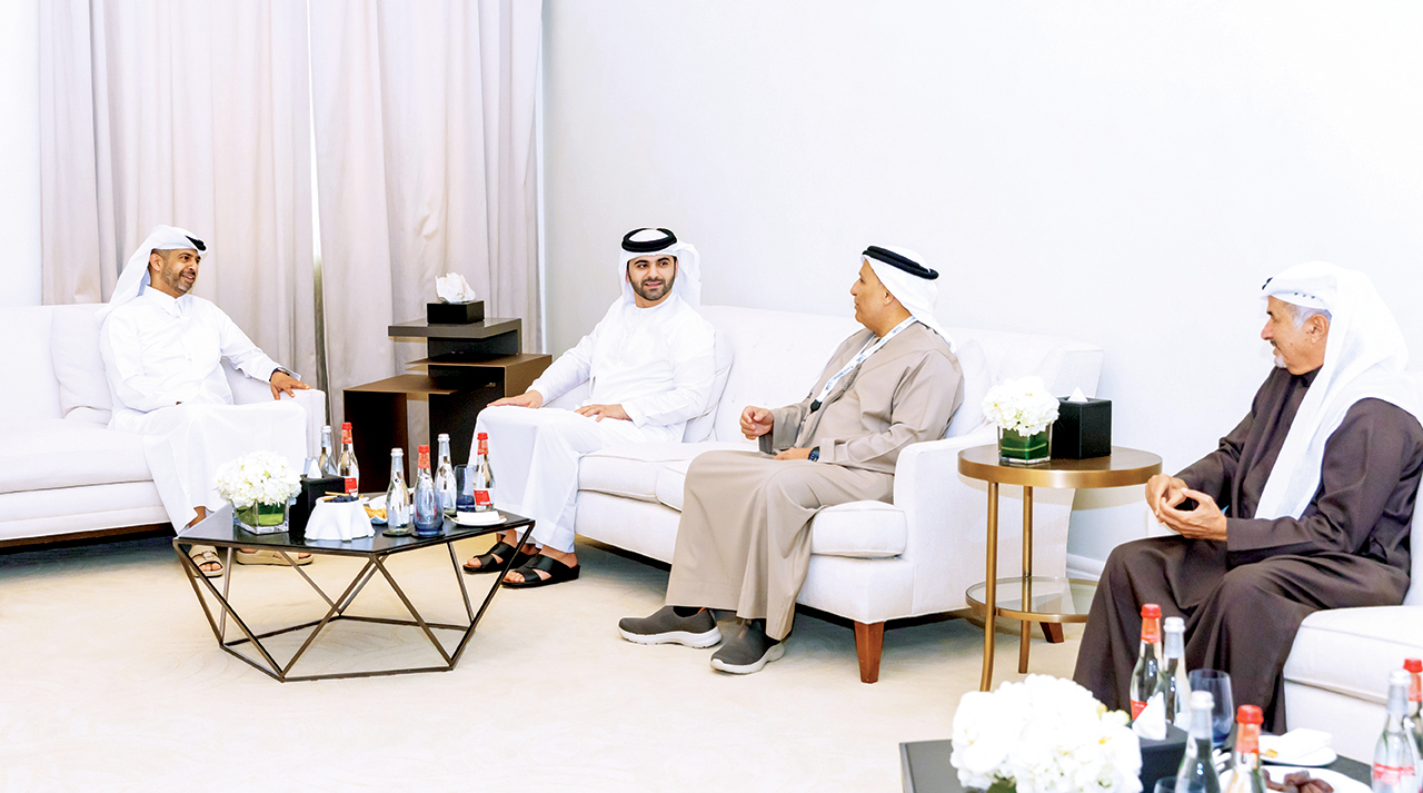 "منصور بن محمد خلال استقباله الرئيس التنفيذي للمونديال بحضور مطر الطاير وسعيد حارب | وام"