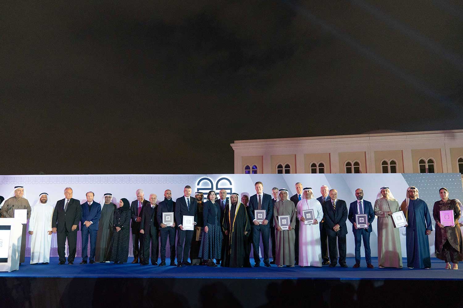سلطان القاسمي يشهد الحفل السنوي لرابطة خريجي الجامعة الأمريكية في الشارقة