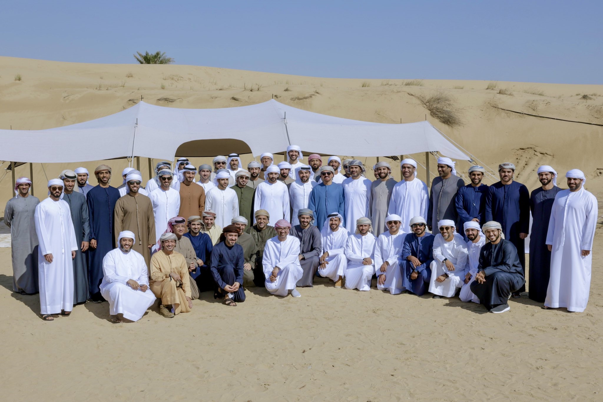 "حمدان بن محمد خلال لقائه المشاركين في مخيم دبي للقيادات بحضور سعيد العطر | تصوير: خليفة اليوسف"