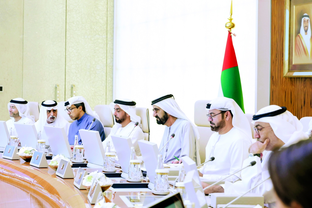 "محمد بن راشد مترئساً الاجتماع بحضور سيف ومنصور بن زايد ونهيان بن مبارك ومحمد القرقاوي وعبدالرحمن العويس ومحمد الحسيني"
