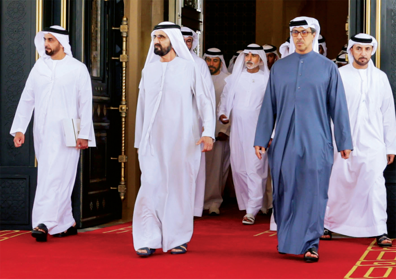 "محمد بن راشد لدى وصوله الاجتماع بحضور سيف ومنصور بن زايد ونهيان بن مبارك ومحمد القرقاوي وسلطان السبوسي"