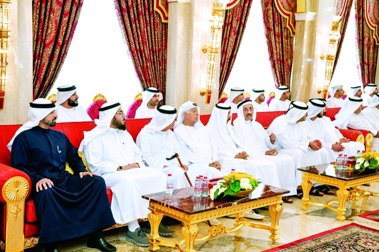 "حشر بن مكتوم ومحمد المر وعدد من الشخصيات خلال الاستقبال"