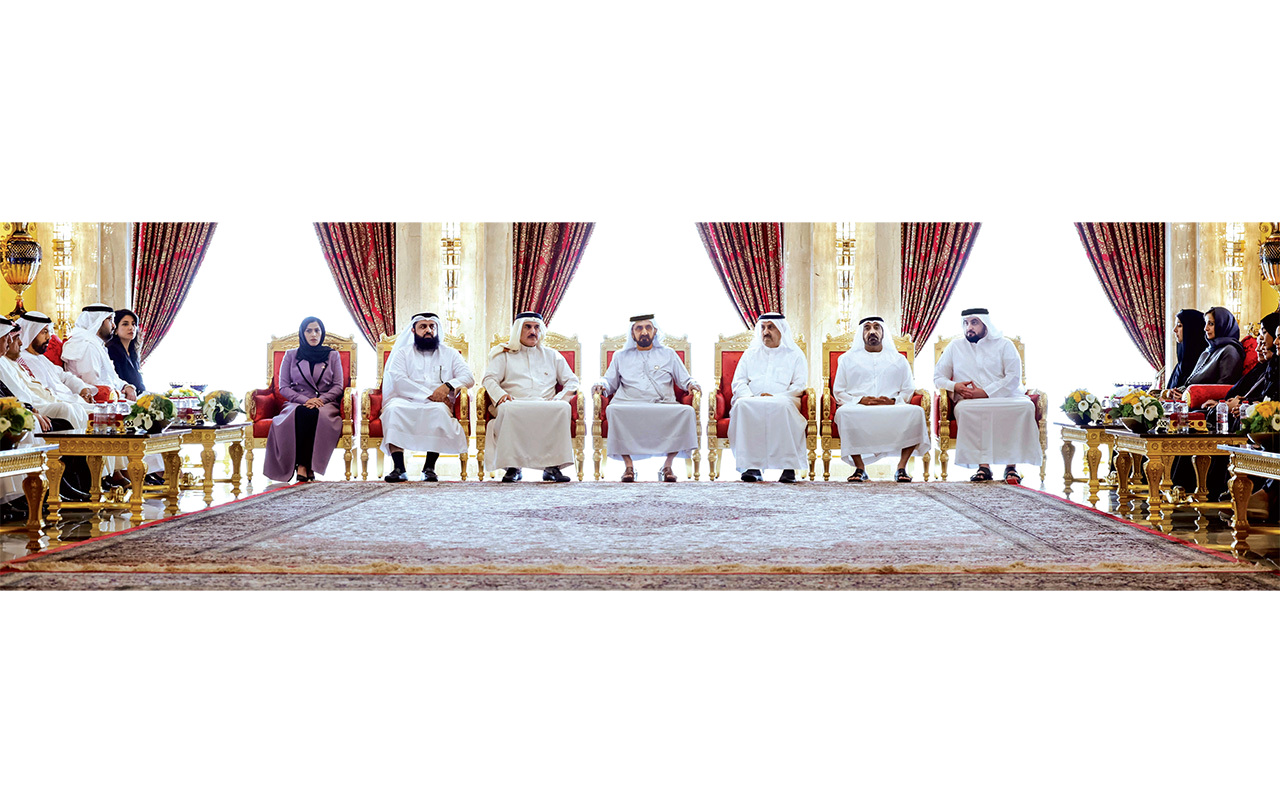 "محمد بن راشد خلال استقباله أحمد بن سلمان المسلم بحضور صقر غباش وأحمد بن سعيد وأحمد بن محمد والوفد البحريني | تصوير: خليفة عيسى ومحمد هشام"