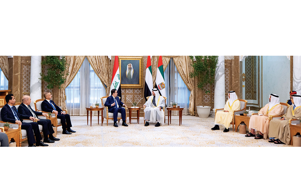"رئيس الدولة خلال جلسة مباحثات مع رئيس وزراء العراق، بحضور هزاع وسيف ومنصور بن زايد والوفد العراقي | تصوير: محمد الحمادي وحمد الكعبي وريان كارتر"