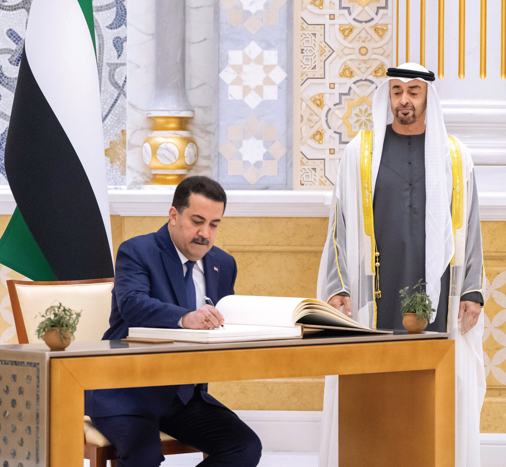 "رئيس الدولة خلال توقيع رئيس الوزراء العراقي في سجل الحضور"
