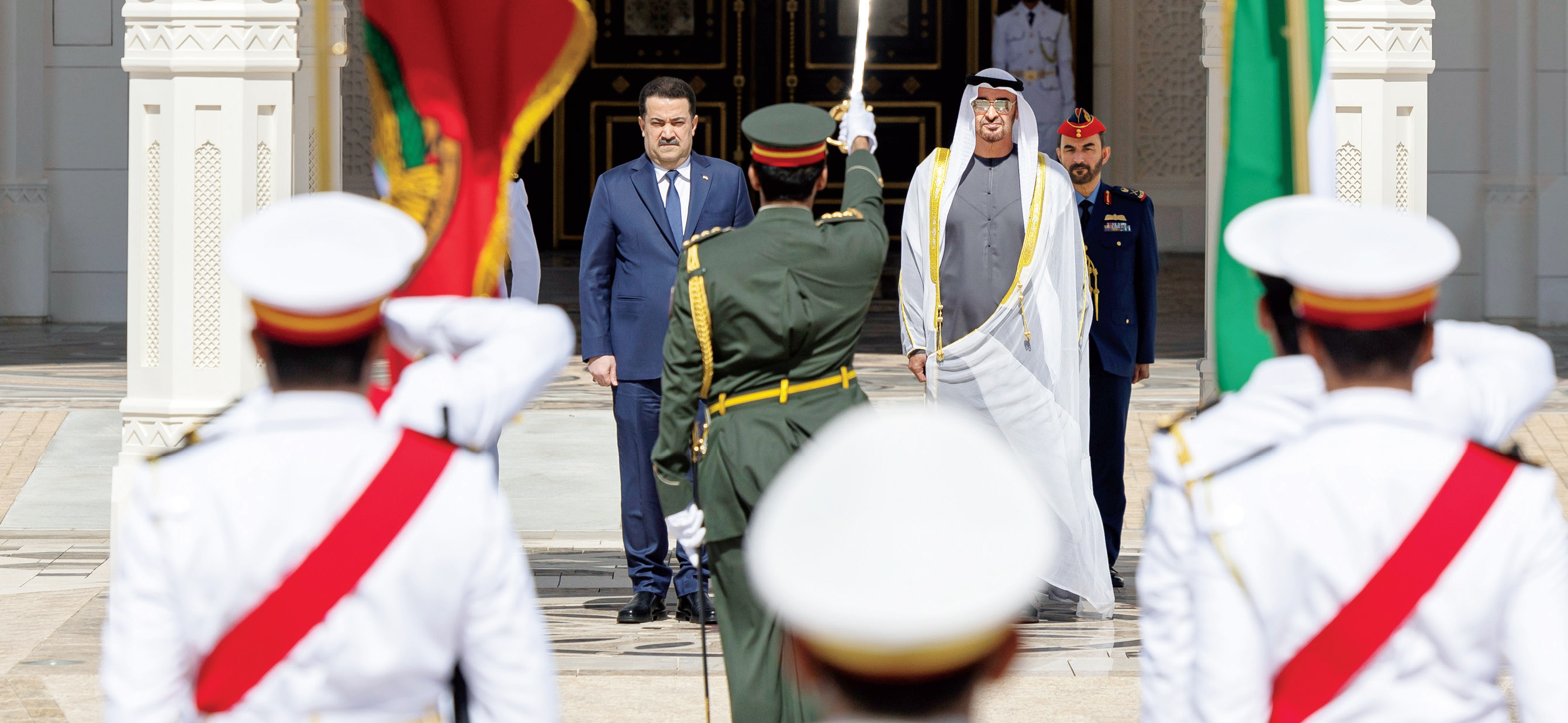 "رئيس الدولة ورئيس وزراء العراق خلال مراسم الاستقبال"