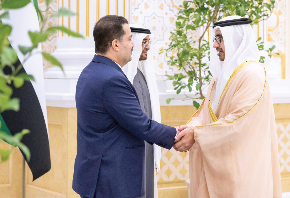 "بحضور محمد بن زايد .. محمد السوداني مصافحاً عبدالله بن زايد"