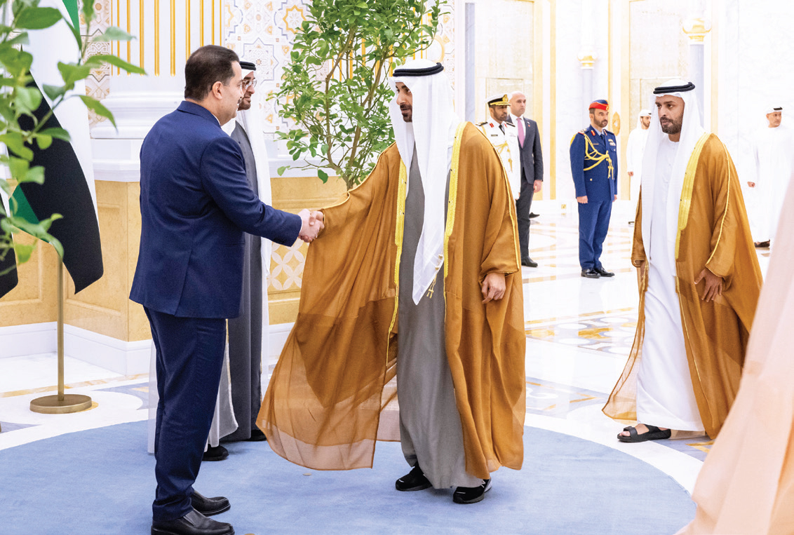 ".. ومصافحاً حمدان بن محمد بن زايد ومحمد بن حمد بن طحنون"
