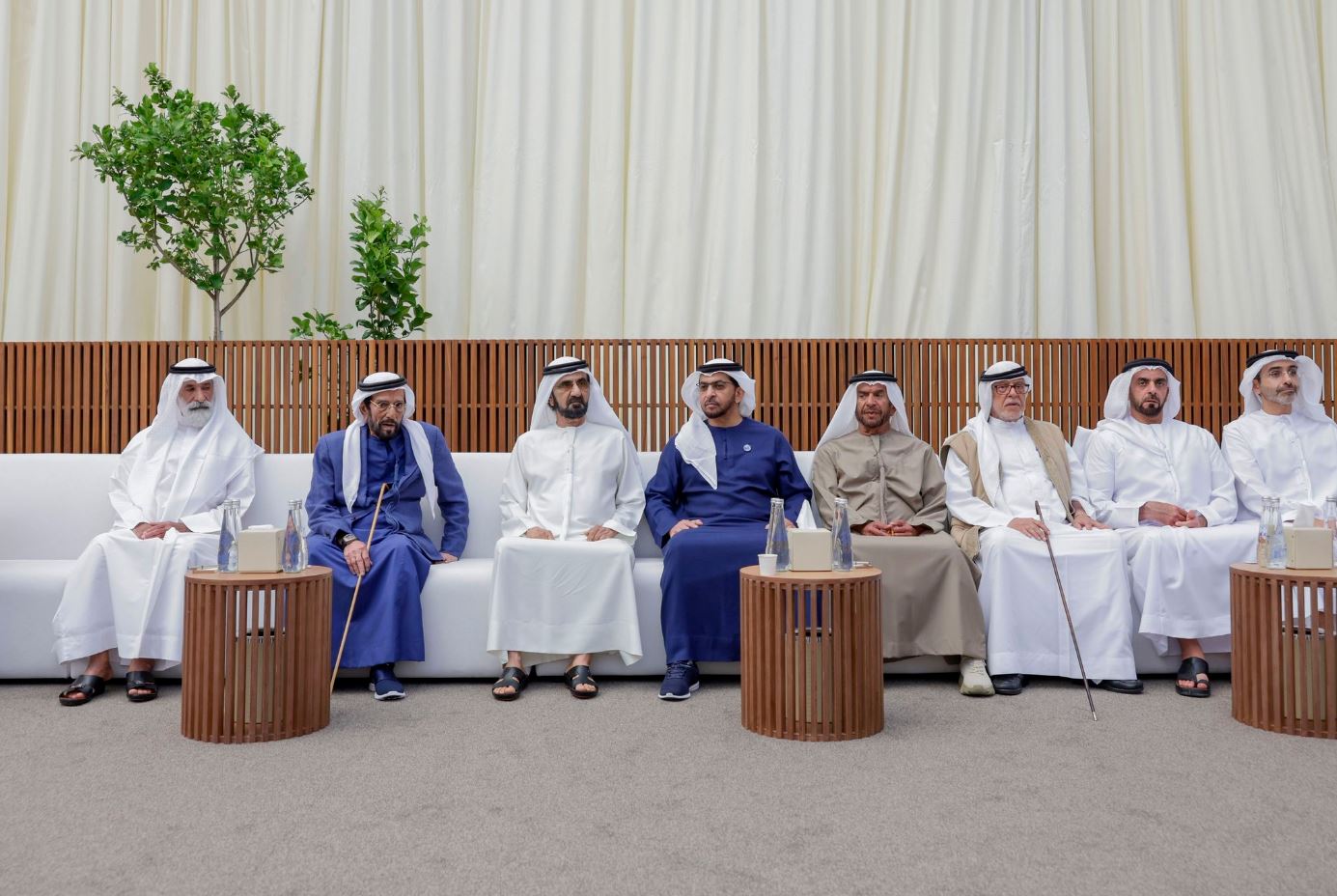 "محمد بن راشد خلال العزاء بحضور حمدان بن زايد وطحنون وسرور بن محمد وسيف وذياب بن زايد وخليفة بن حمدان بن محمد"