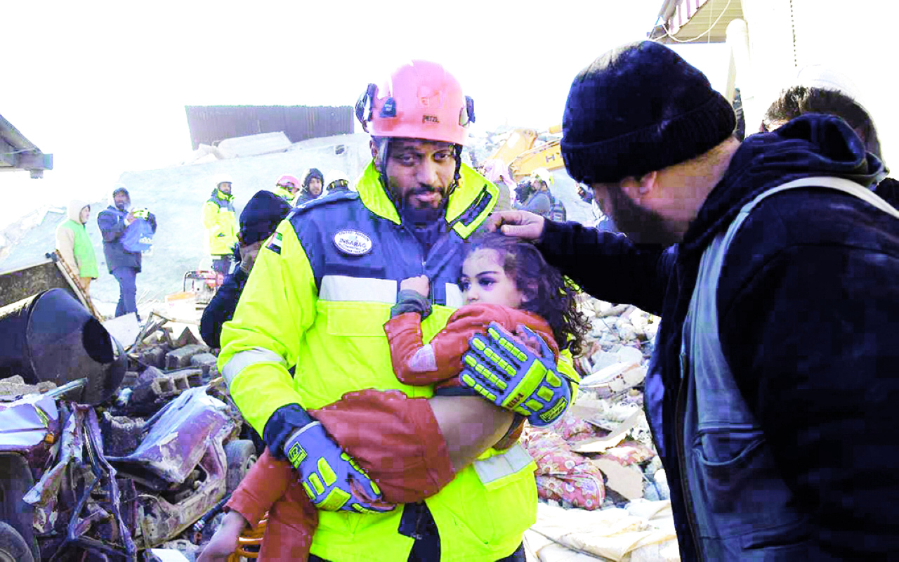 "فريق الإمارات خلال عمليات الإنقاذ | وام"