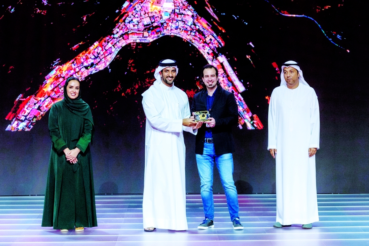 سلطان بن أحمد يكرم الفائزين بجوائز «اكسبوجر»