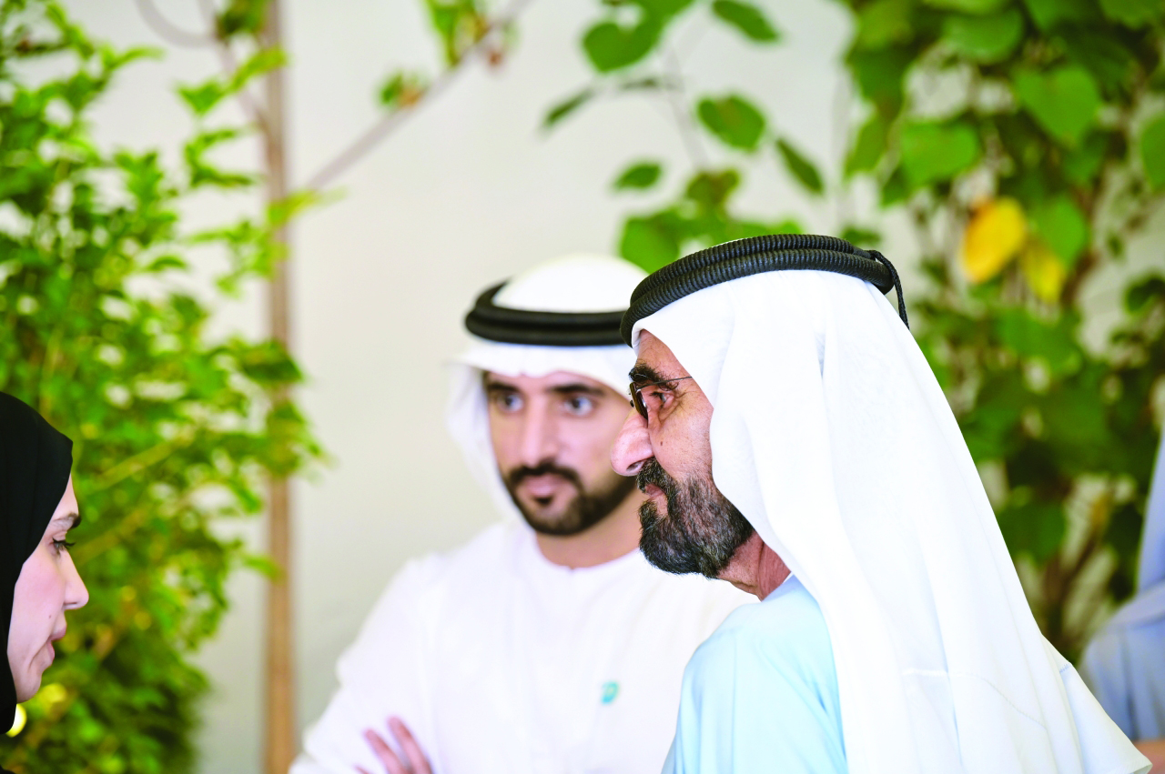 "محمد بن راشد يستمع إلى شرح حول أبرز التجارب بحضور حمدان بن محمد"