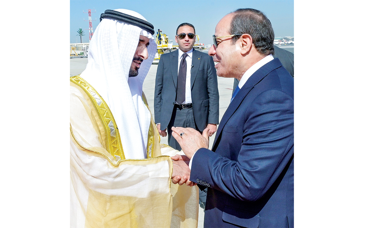 "عبدالفتاح السيسي مصافحاً حمدان بن محمد"