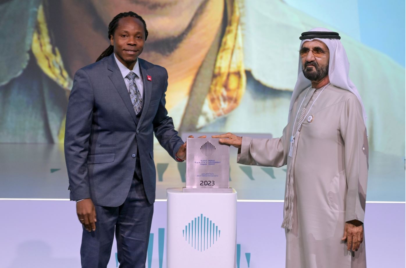 محمد بن راشد يكرّم  "أفضل وزير في العالم"