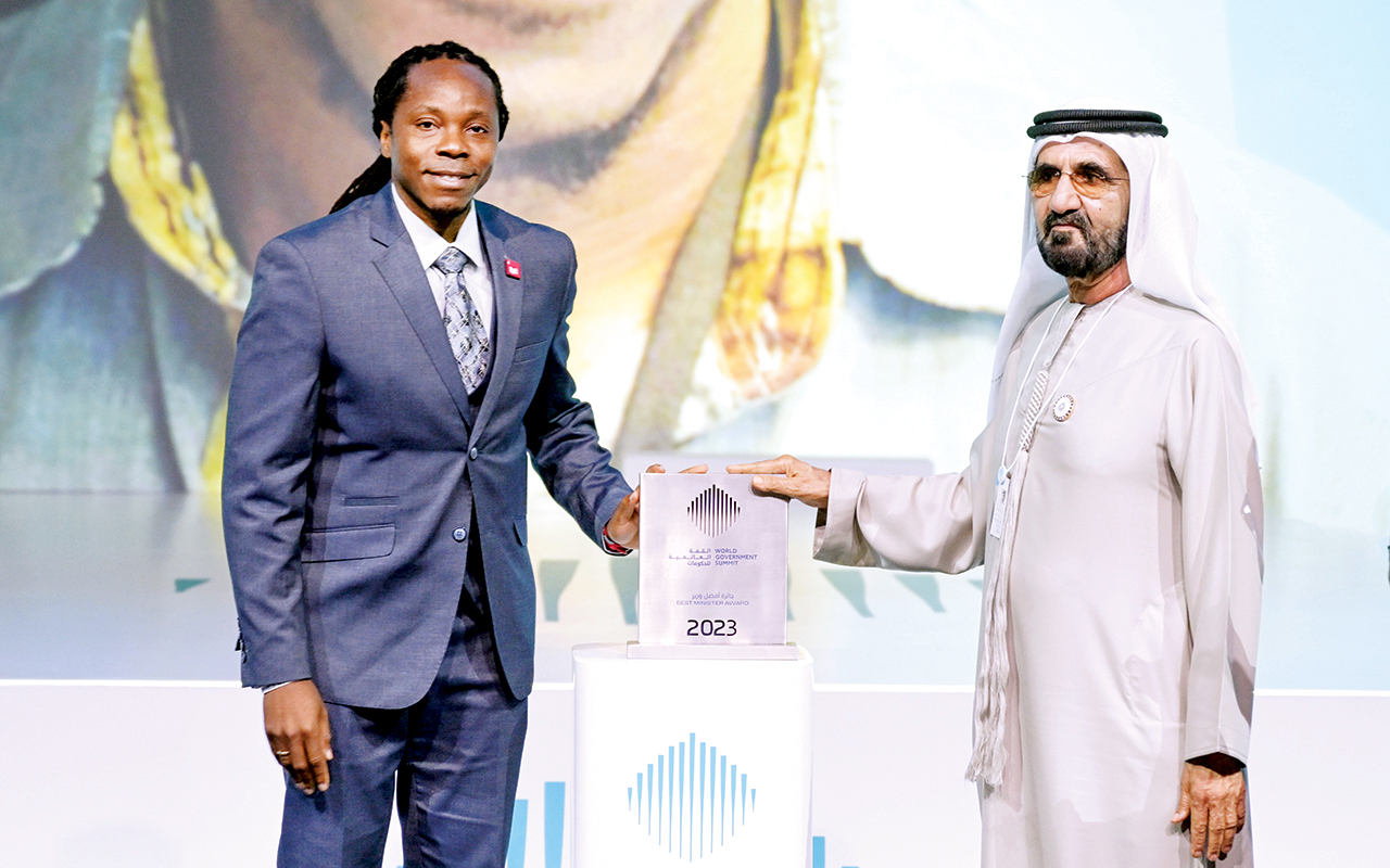 محمد بن راشد يكرّم وزير التعليم السيراليوني بجائزة «أفضل وزير في العالم»