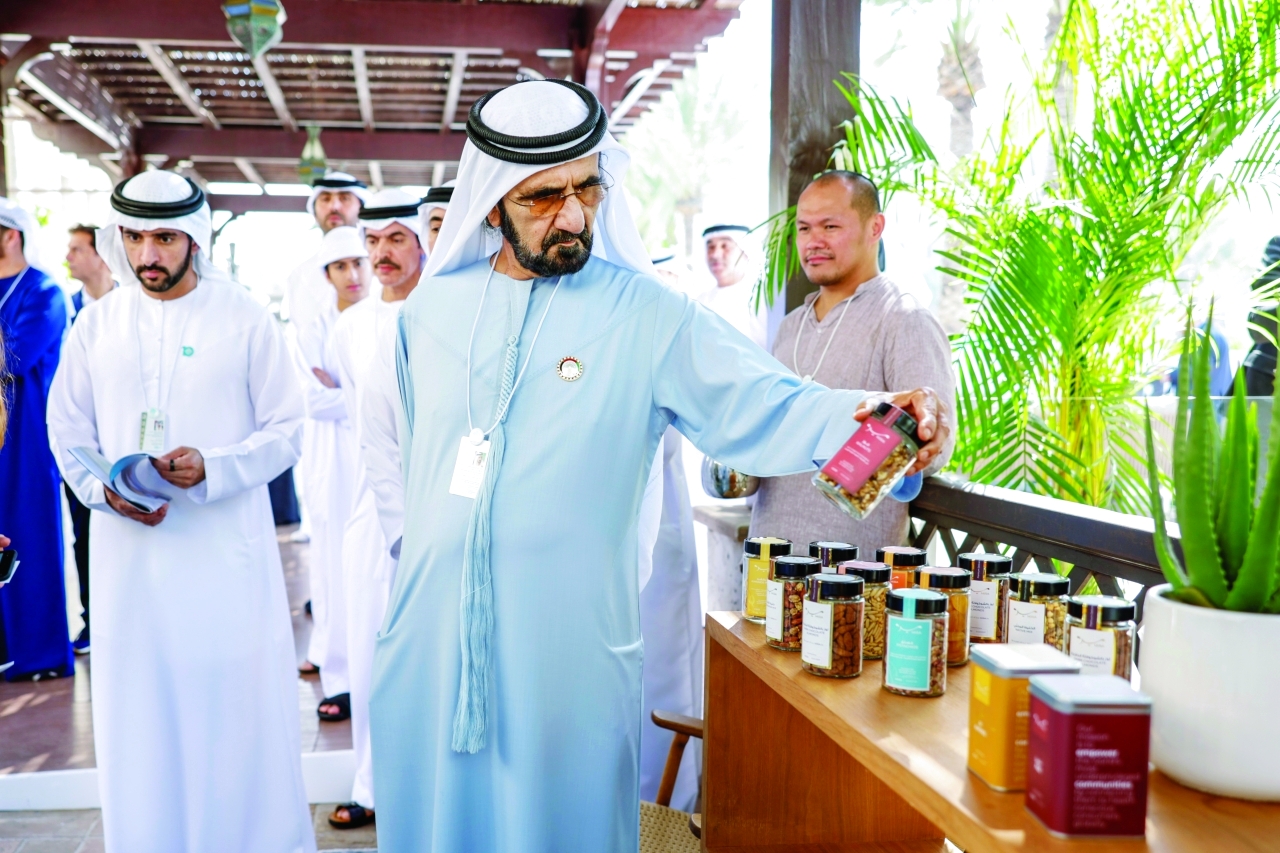 "محمد بن راشد خلال تفقده المشروع بحضور حمدان بن محمد |   تصوير: خليفة عيسى"