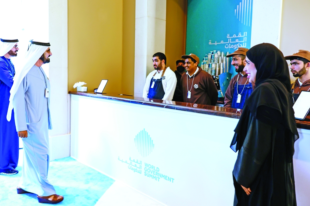 "محمد بن راشد خلال تفقده الكافيه بحضور محمد القرقاوي"