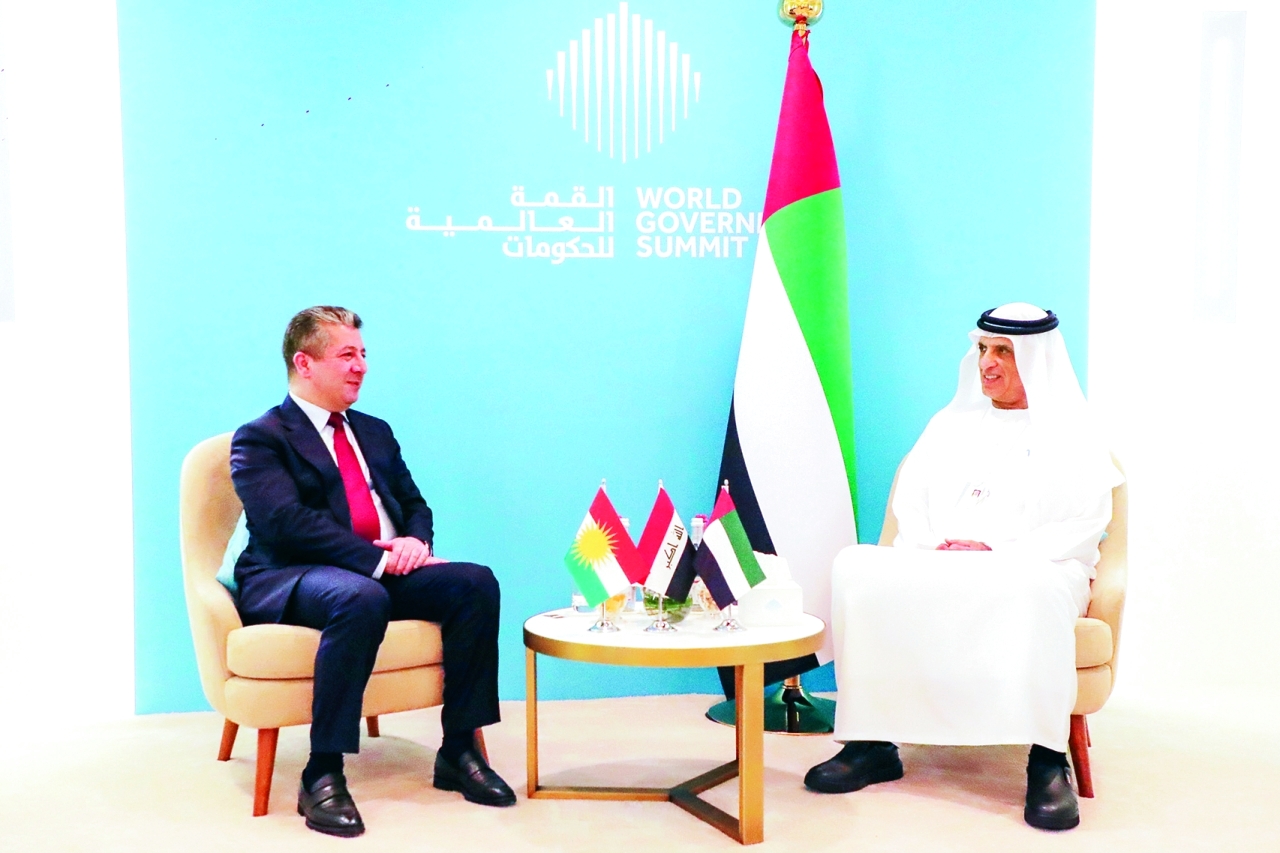 "سعود بن صقر خلال استقباله مسرور بارزاني |  وام"