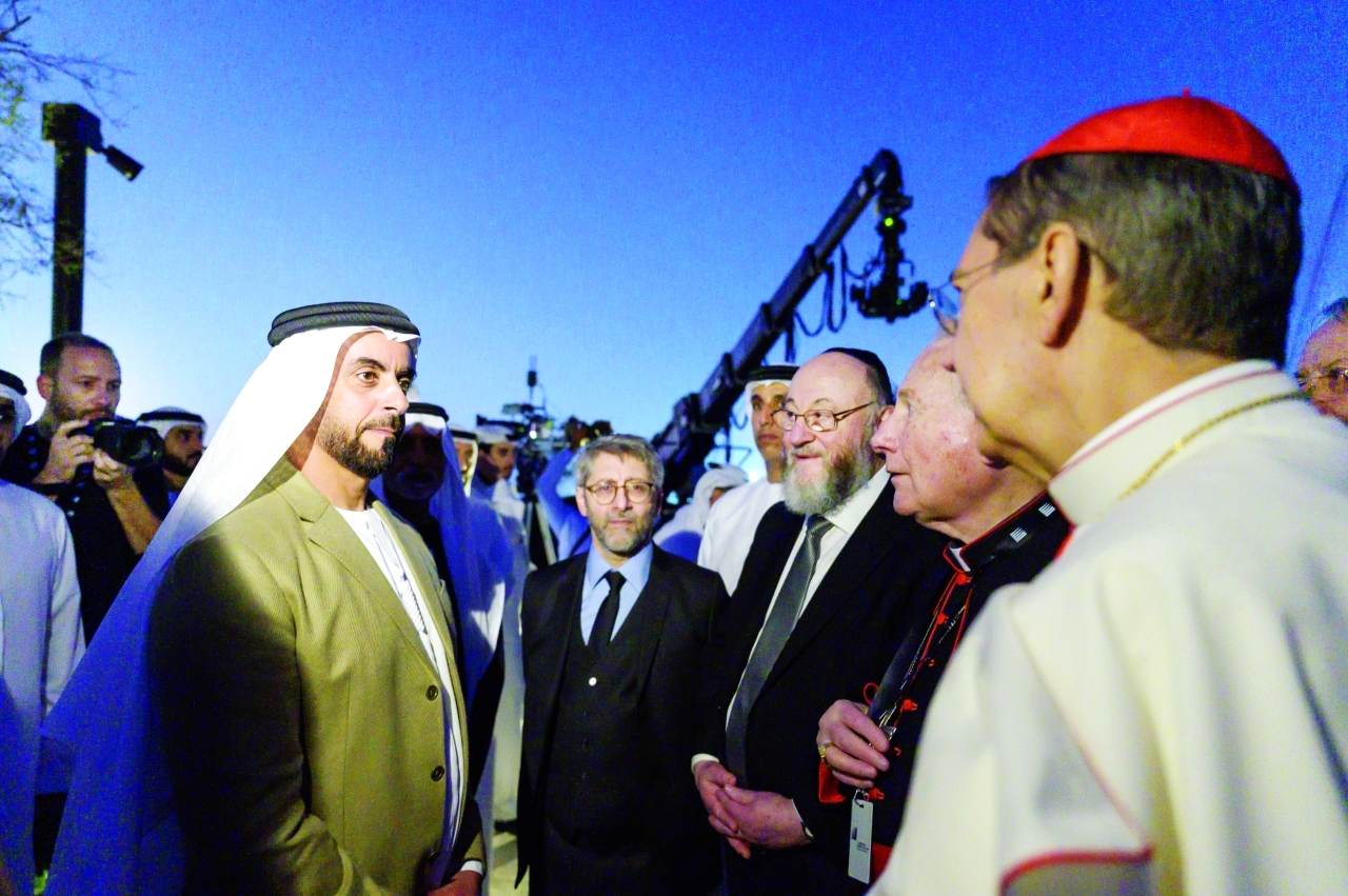 "سيف بن زايد ونهيان بن مبارك في حديث مع القيادات الدينية للبيت الإبراهيمي"