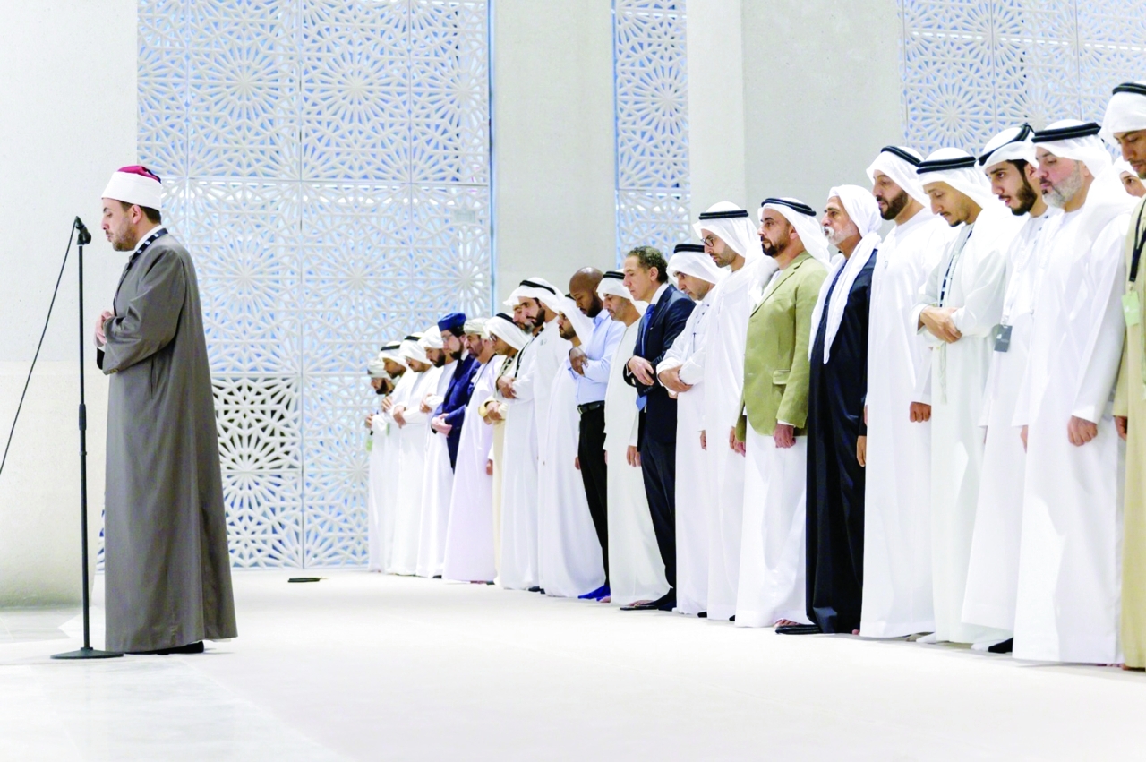 "سيف بن زايد ونهيان بن مبارك والمسؤولون يؤدون الصلاة في مسجد البيت الإبراهيمي | ‏ وام"
