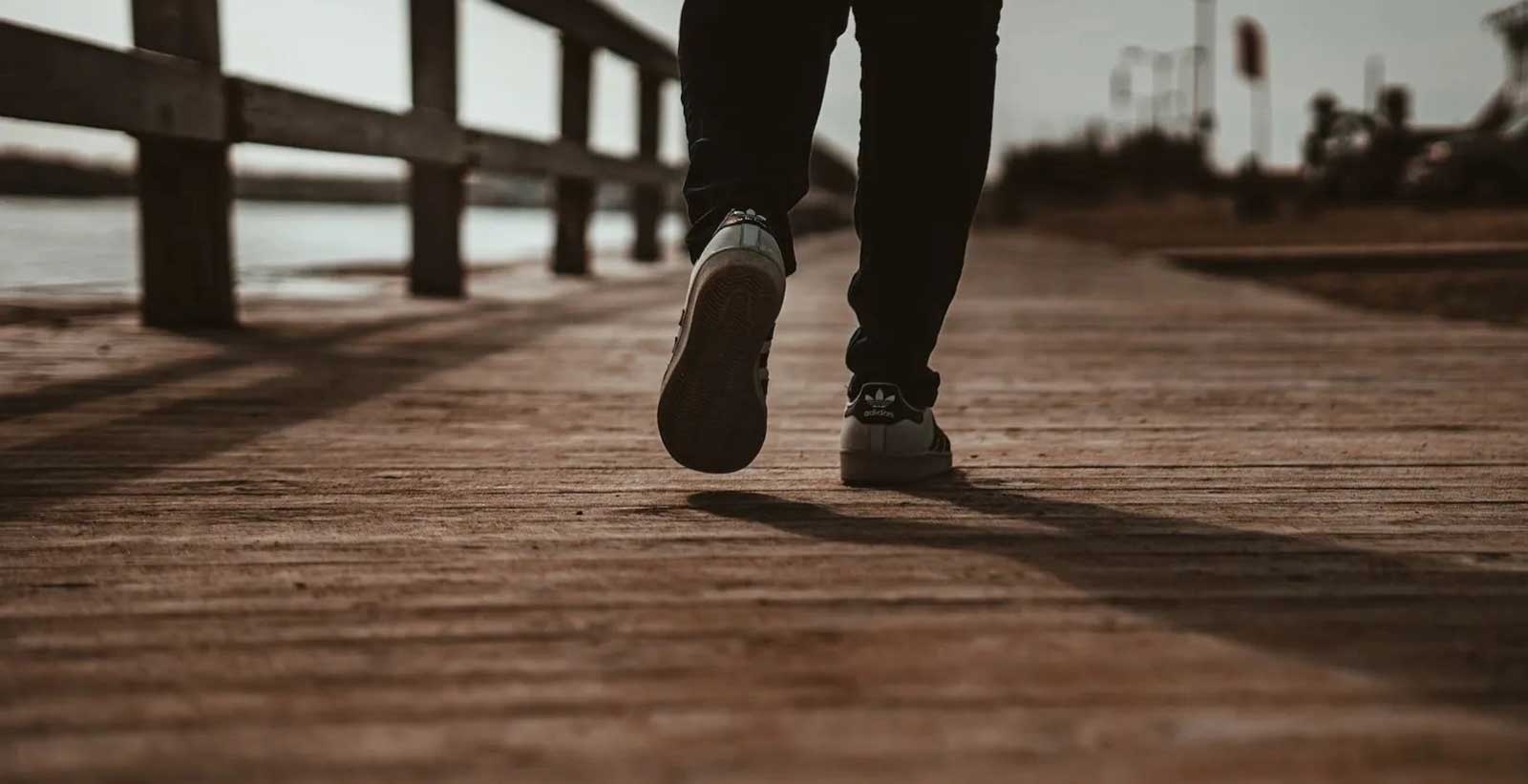 دراسة تكشف مدة المشي المثالية لإطالة العمر