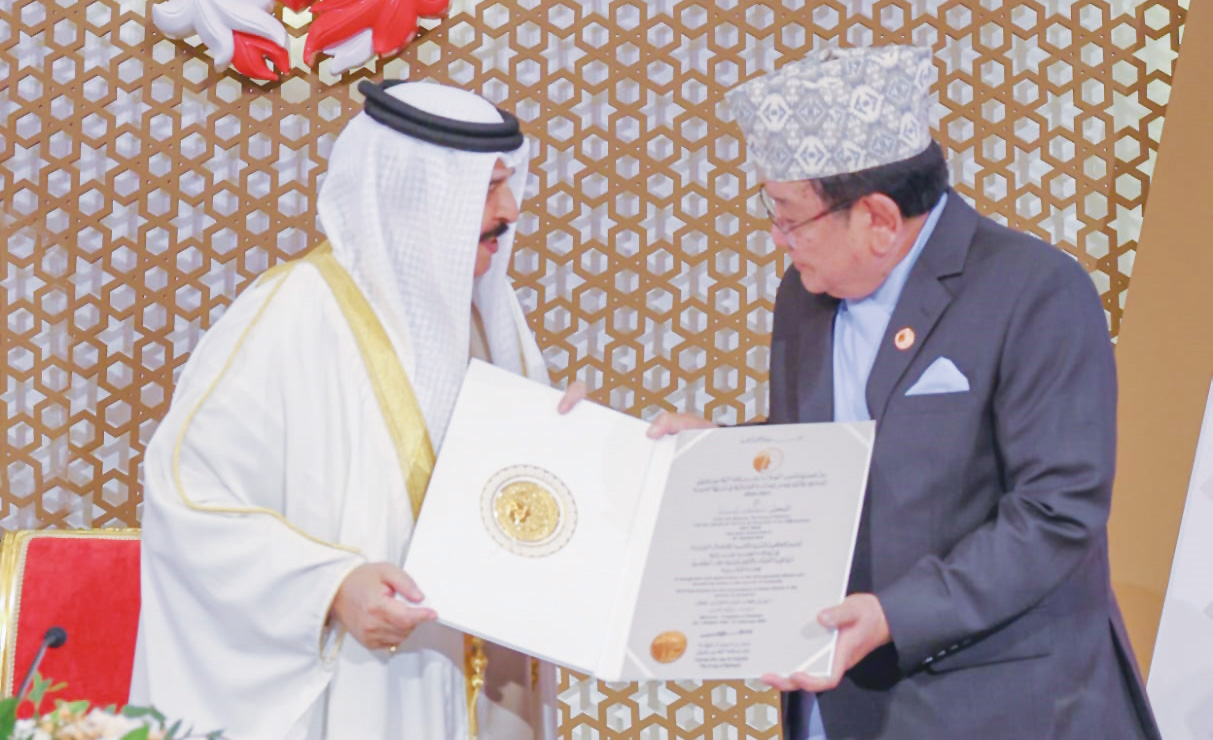 ملك البحرين يسلم جائزة عيسى لخدمة الإنسانية لطبيب عيون نيبالي