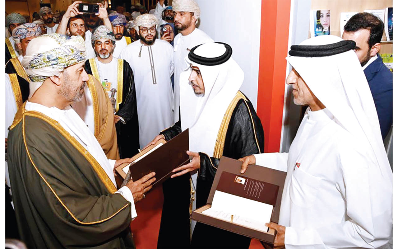 حاكم الشارقة يهدي سلطان عمان  أحدث إصداراته التاريخية