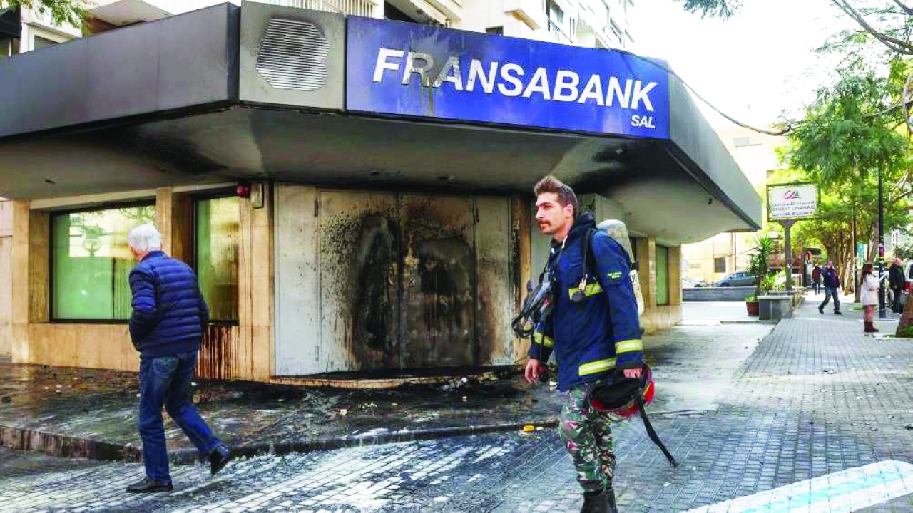المصارف اللبنانية تعلّق إضراب البنوك مؤقتاً