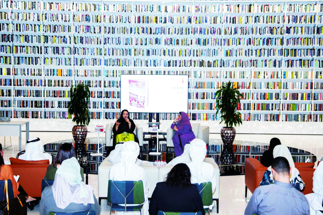 "عائشة سلطان تتحدث أمام الحضور وإلى جانبها منى الرئيسي | من المصدر"