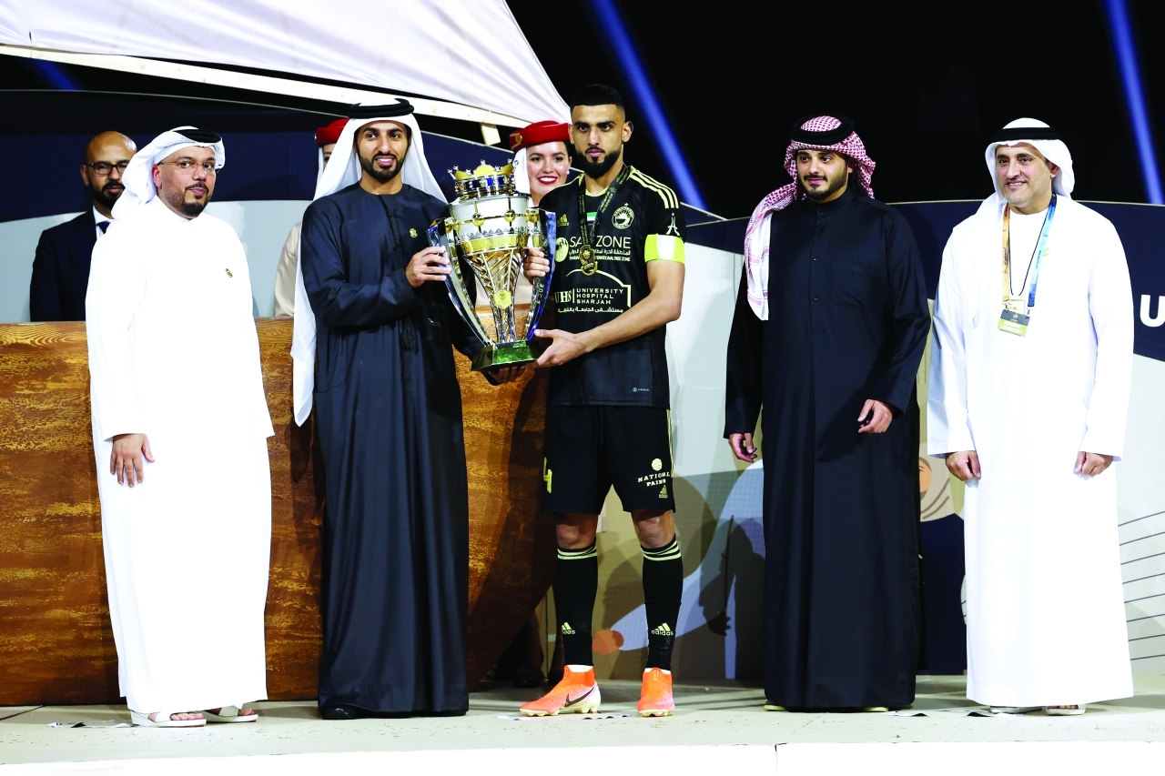 "راشد بن حميد يتوج فريق الشارقة بحضور أحمد بن عبدالله وعبدالله ناصر | تصوير: سالم خميس"