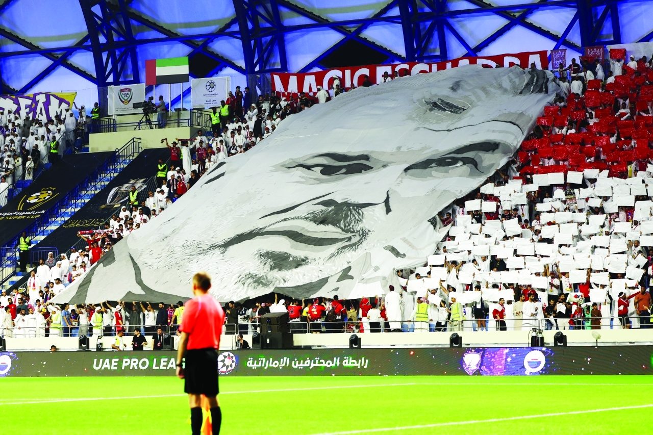 "جماهير الشارقة ترفع «تيفو» تقديراً للمدرب"