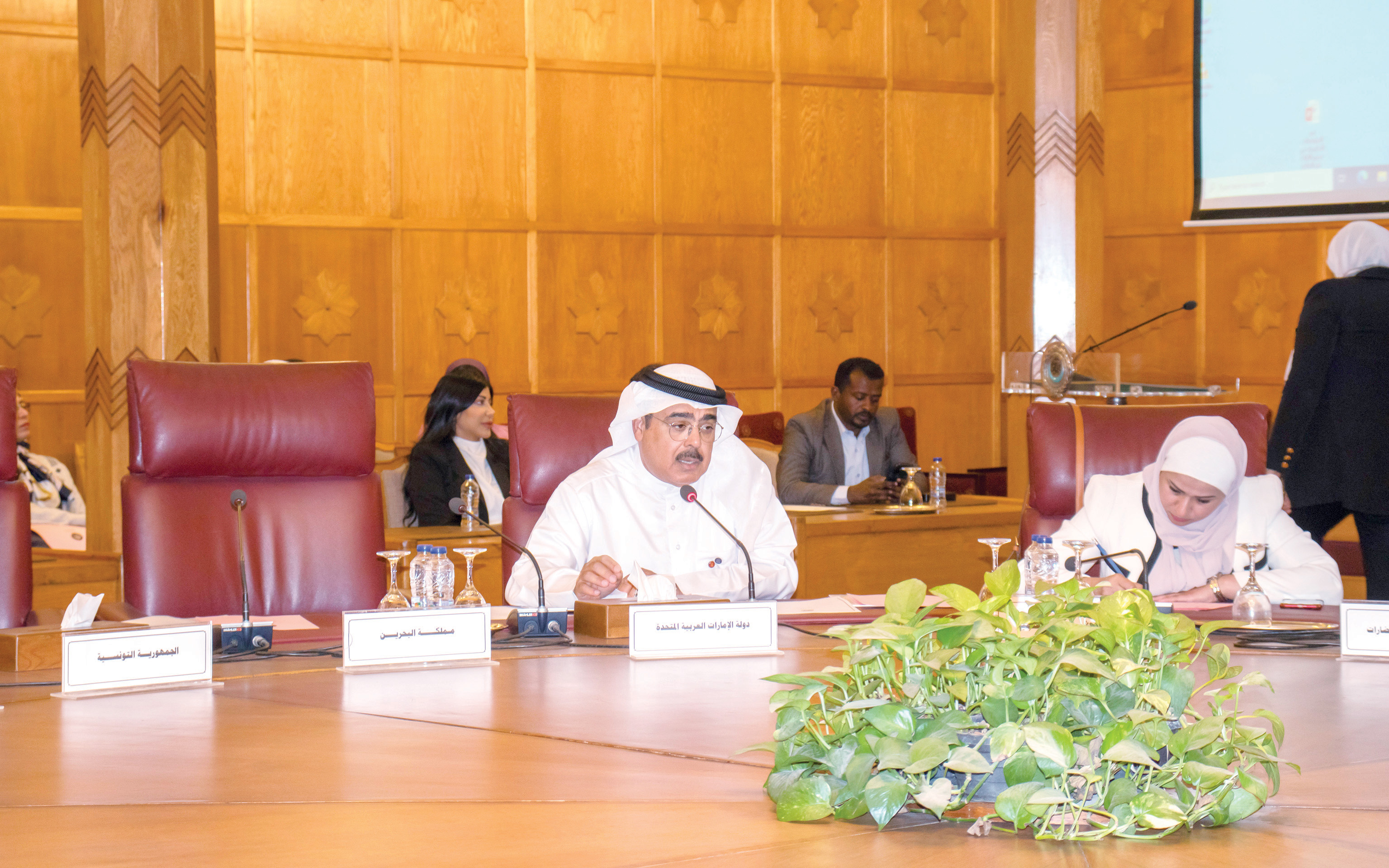 "الدكتور عبدالعزيز المسلم"