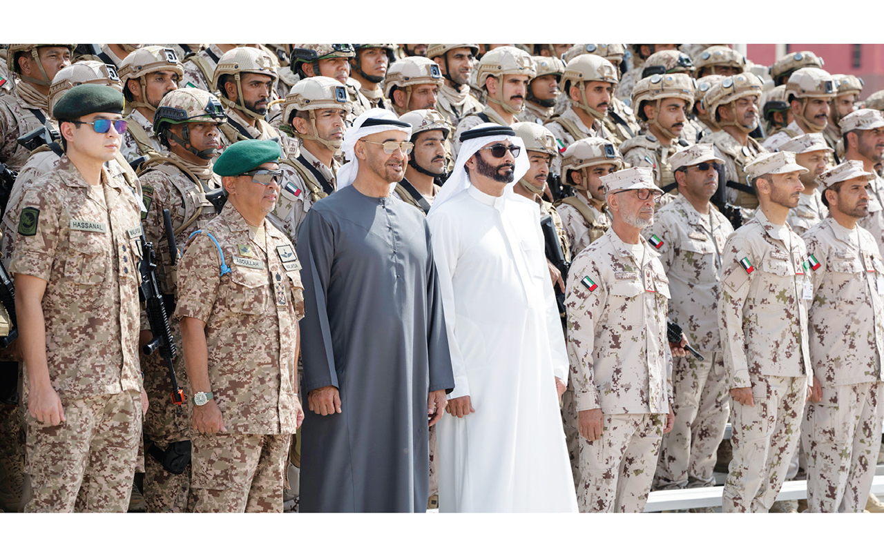 "محمد بن زايد وملك ماليزيا يتوسطان عدداً من المشاركين في التمرين بحضور محمد البواردي وعيسى المزروعي | تصوير: محمد الحمادي"