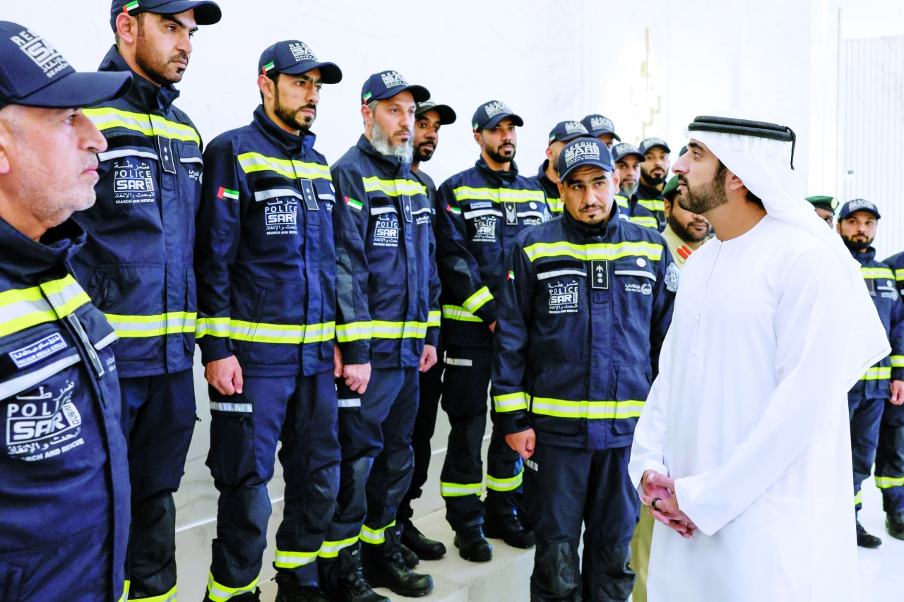 "حمدان بن محمد خلال لقائه فريق شرطة وإسعاف دبي | تصوير: خليفة عيسى"