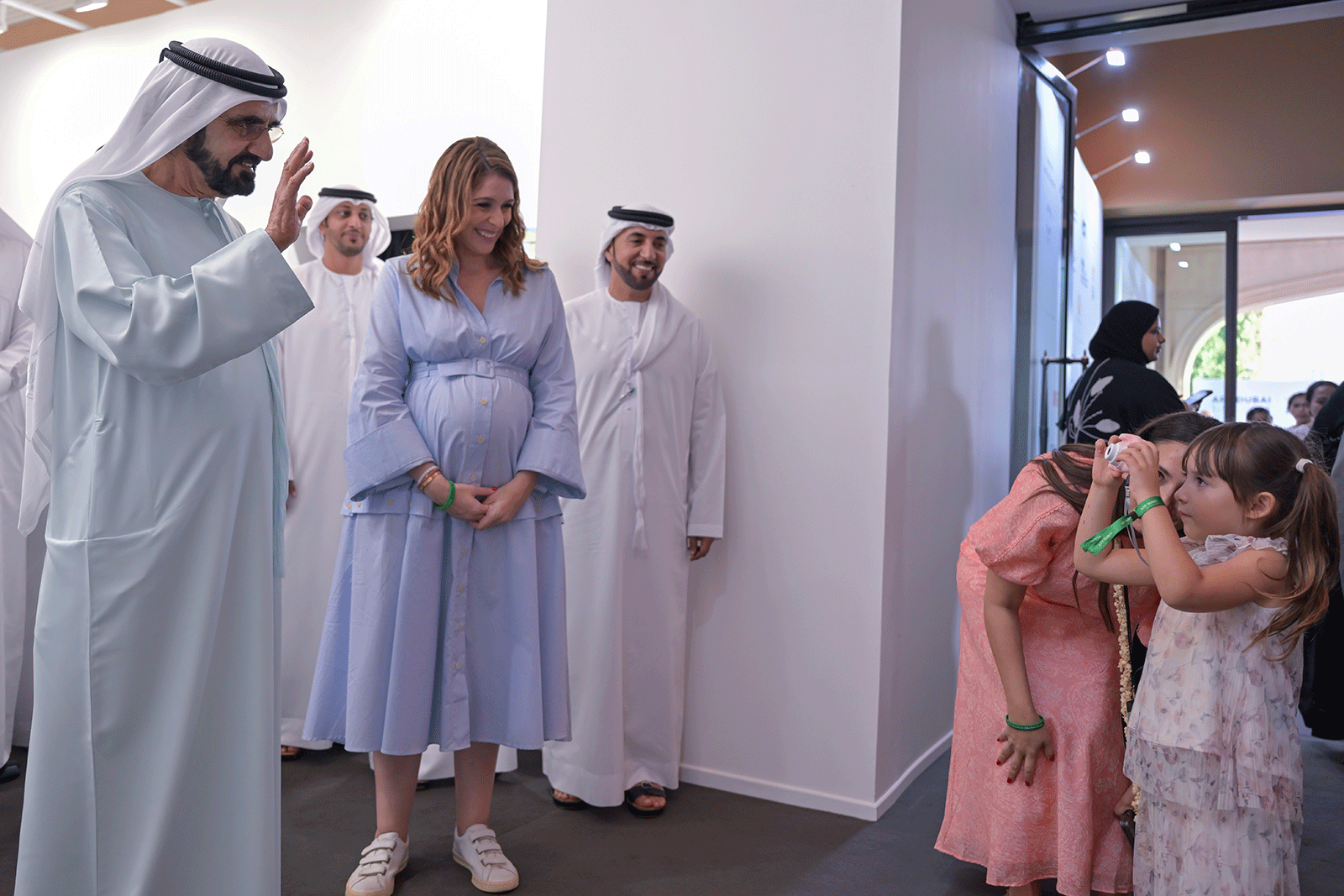 "محمد بن راشد خلال زيارته «آرت دبي »2023 بحضور سلطان السبوسي | تصوير: محمد هشام"