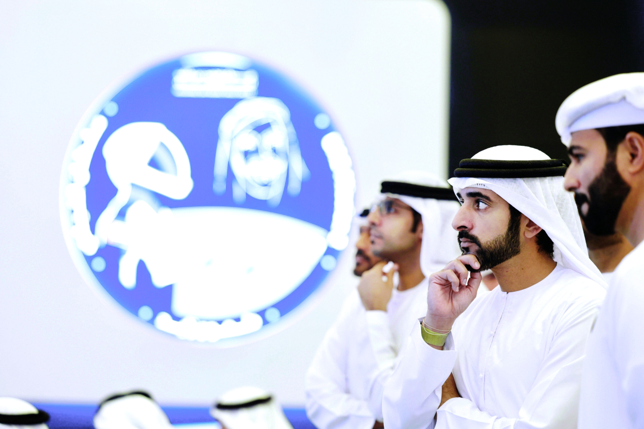 "ولي عهد دبي متابعاً إطلاق المهمة"