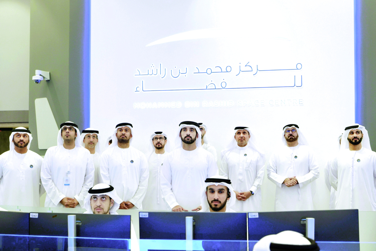 "حمدان بن محمد يتابع انطلاق «طموح زايد 2» بحضور محمد القرقاوي وطلال بالهول وفريق مركز محمد بن راشد للفضاء | تصوير: خليفة اليوسف"