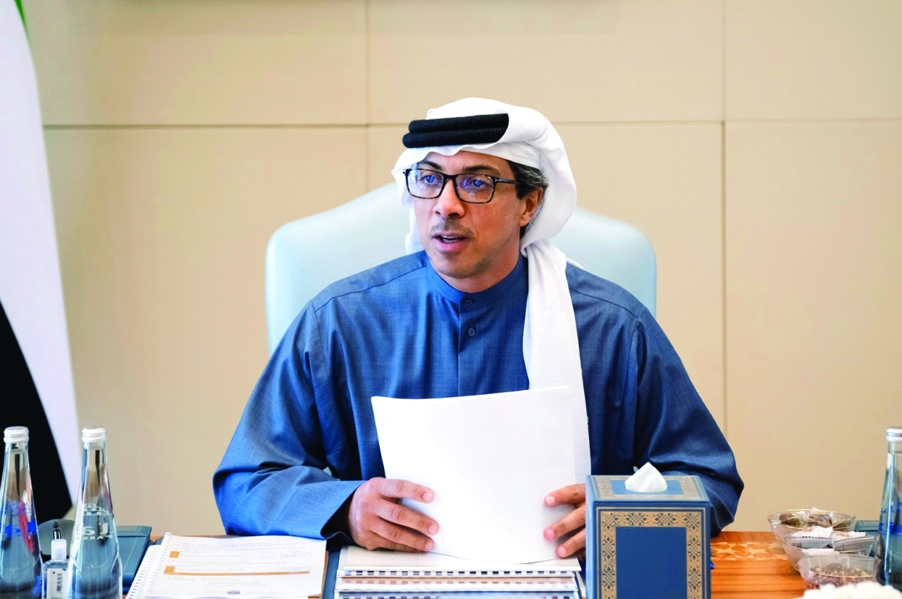 "منصور بن زايد خلال ترؤسه الاجتماع | وام"