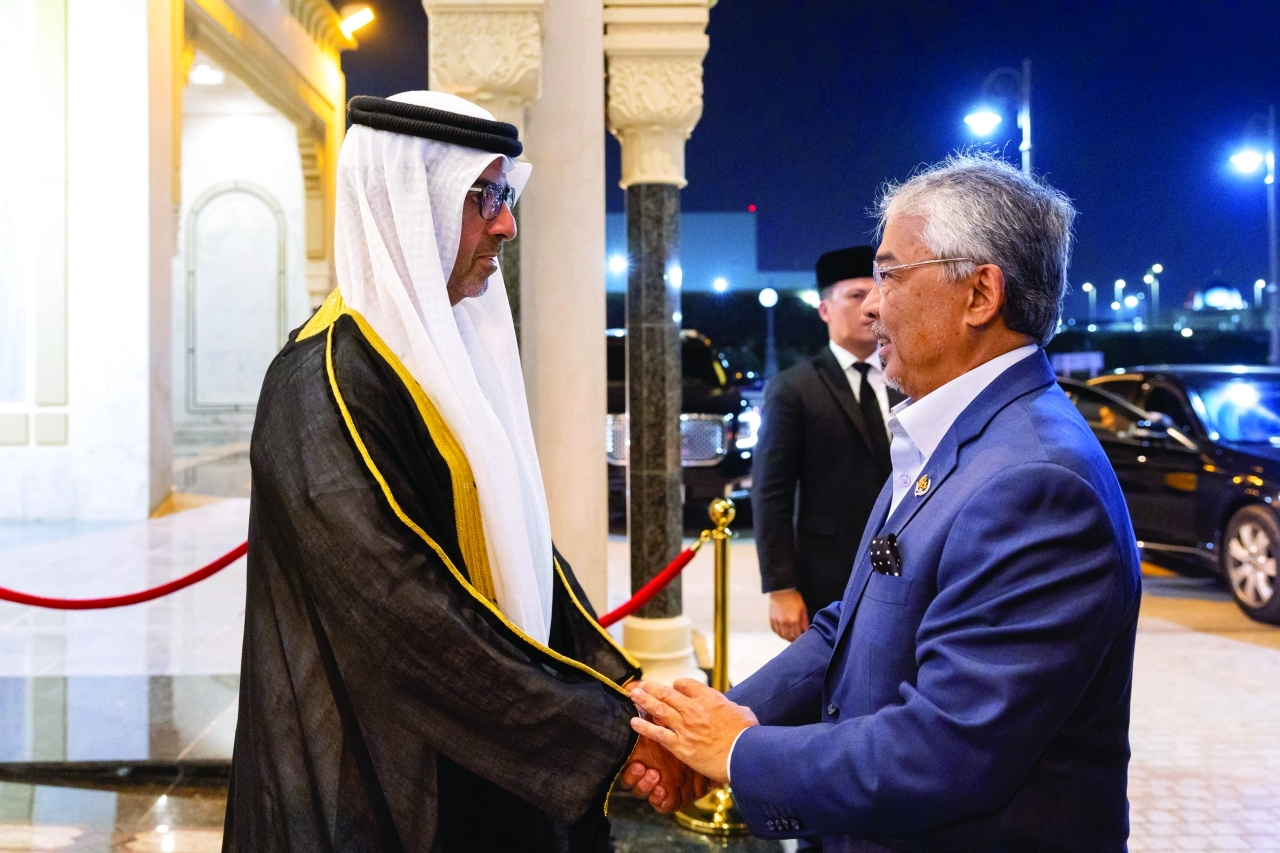 "حامد بن زايد مودعاً ملك ماليزيا"
